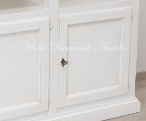 Libreria da soggiorno con vano centrale per Tv costruita artigianalmente in legno massiccio finitura colore bianco