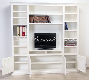 Libreria da soggiorno con vano centrale per Tv costruita artigianalmente in legno massiccio finitura colore bianco