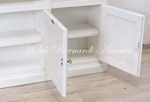 Libreria da soggiorno con vano centrale per Tv costruita artigianalmente in legno massiccio finitura colore bianco