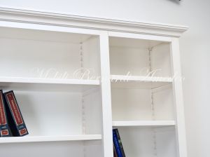 Libreria da soggiorno con vano centrale per Tv costruita artigianalmente in legno massiccio finitura colore bianco