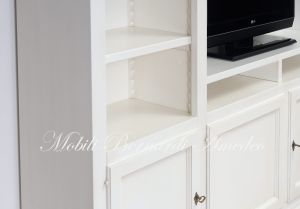 Libreria da soggiorno con vano centrale per Tv costruita artigianalmente in legno massiccio finitura colore bianco