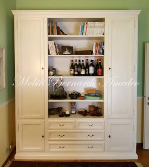 Libreria in legno con finitura laccata colore bianco con ante cassetti e vano centrale