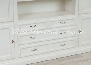 Libreria in legno con finitura laccata colore bianco con ante cassetti e vano centrale