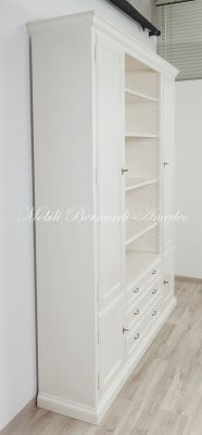 Libreria in legno con finitura laccata colore bianco con ante cassetti e vano centrale