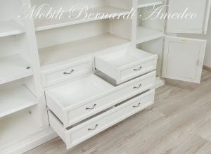 Libreria in legno con finitura laccata colore bianco con ante cassetti e vano centrale
