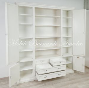 Libreria in legno con finitura laccata colore bianco con ante cassetti e vano centrale