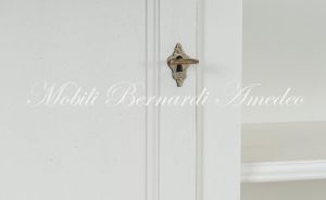 Libreria in legno con finitura laccata colore bianco con ante cassetti e vano centrale