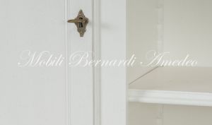 Libreria in legno con finitura laccata colore bianco con ante cassetti e vano centrale