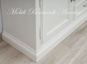 Libreria in legno con finitura laccata colore bianco con ante cassetti e vano centrale