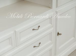 Libreria in legno con finitura laccata colore bianco con ante cassetti e vano centrale