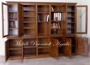 Libreria stile classico costruita in legno massello di noce con ante chiuse e a vetro