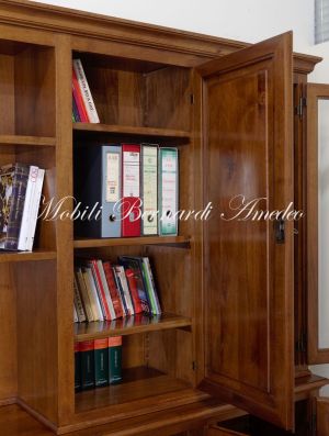 Libreria stile classico costruita in legno massello di noce con ante chiuse e a vetro