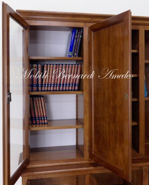 Libreria stile classico costruita in legno massello di noce con ante chiuse e a vetro
