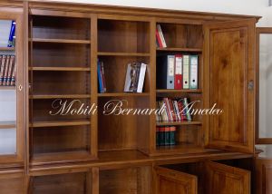 Libreria stile classico costruita in legno massello di noce con ante chiuse e a vetro