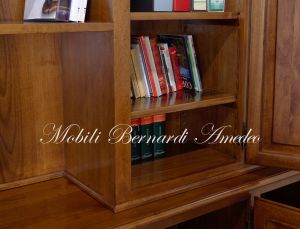 Libreria stile classico costruita in legno massello di noce con ante chiuse e a vetro