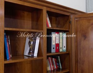 Libreria stile classico costruita in legno massello di noce con ante chiuse e a vetro