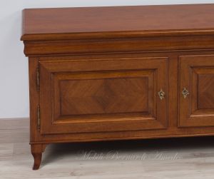 Credenza bassa per Tv stile classico - dettaglio delle ante lavorate con noce a spina di pesce