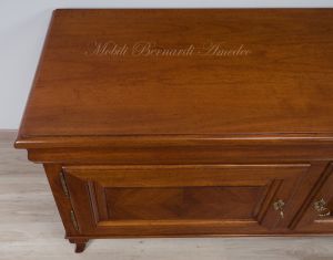 Mobile porta Tv stile classico - vista del piano in noce massiccio con bordi modanati
