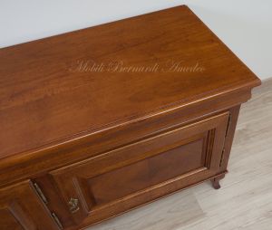 Mobile porta Tv stile classico - vista del piano in noce massiccio con bordi modanati