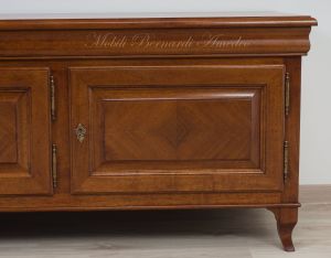 Credenza bassa per Tv stile classico - dettaglio delle ante lavorate con noce a spina di pesce