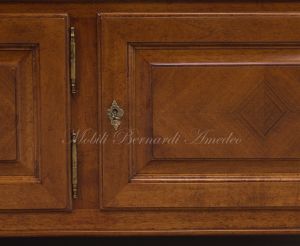 Credenza bassa per Tv stile classico - dettaglio delle ante lavorate con noce a spina di pesce