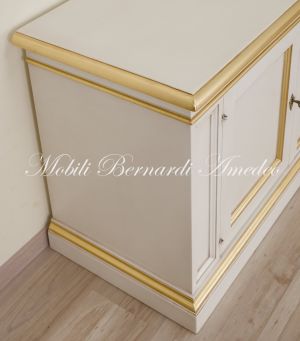 Low living room cabinet for TV made of solid wood with white and gold leaf finish