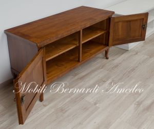 Mobiletto in stile classico costruito in legno di noce adatto come mobile basso per Tv