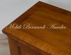 Mobiletto in stile classico costruito in legno di noce adatto come mobile basso per Tv