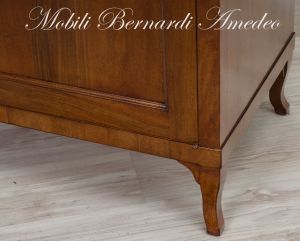 Mobiletto in stile classico costruito in legno di noce adatto come mobile basso per Tv