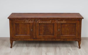 Credenza bassa in stile classico costruita con legno antico di noce nazionale 3 ante adatta come mobile Tv da soggiorno
