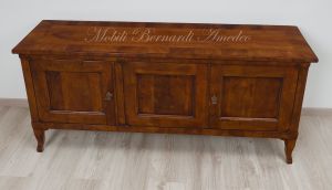 Credenza bassa in stile classico costruita con legno antico di noce nazionale 3 ante adatta come mobile Tv da soggiorno