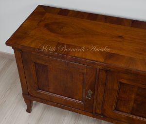 Credenza bassa in stile classico costruita con legno antico di noce nazionale 3 ante adatta come mobile Tv da soggiorno