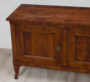 Credenza bassa in stile classico costruita con legno antico di noce nazionale 3 ante adatta come mobile Tv da soggiorno