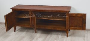 Credenza bassa in stile classico costruita con legno antico di noce nazionale 3 ante adatta come mobile Tv da soggiorno