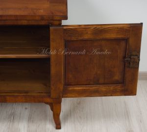 Credenza bassa in stile classico costruita con legno antico di noce nazionale 3 ante adatta come mobile Tv da soggiorno