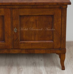 Credenza bassa in stile classico costruita con legno antico di noce nazionale 3 ante adatta come mobile Tv da soggiorno