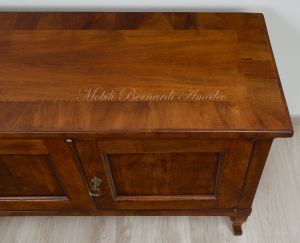 Credenza bassa in stile classico costruita con legno antico di noce nazionale 3 ante adatta come mobile Tv da soggiorno
