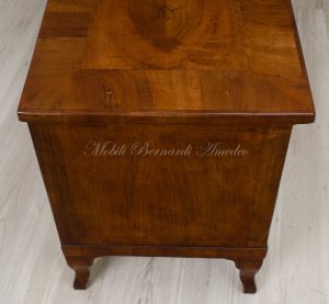 Credenza bassa in stile classico costruita con legno antico di noce nazionale 3 ante adatta come mobile Tv da soggiorno