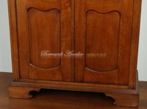 Armadietto antico restaurato costruito in legno massello di ciliegio stile Biedermeier