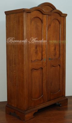 Armadietto antico restaurato costruito in legno massello di ciliegio stile Biedermeier