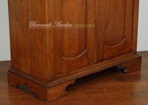 Armadietto antico restaurato costruito in legno massello di ciliegio stile Biedermeier