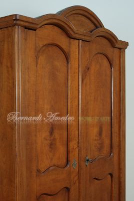 Armadietto antico restaurato costruito in legno massello di ciliegio stile Biedermeier