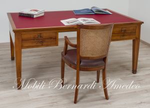 Scrivania originale restaurata in noce massello di grandi dimensioni con cassetti e pannello centrale rivestito in vera pelle