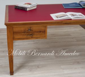 Scrivania originale restaurata in noce massello di grandi dimensioni con cassetti e pannello centrale rivestito in vera pelle