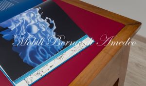 Scrivania originale restaurata in noce massello di grandi dimensioni con cassetti e pannello centrale rivestito in vera pelle