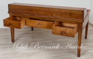Scrivania originale restaurata in noce massello di grandi dimensioni con cassetti e pannello centrale rivestito in vera pelle