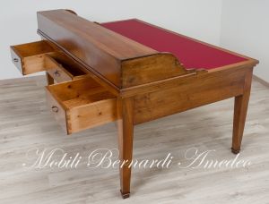 Scrivania originale restaurata in noce massello di grandi dimensioni con cassetti e pannello centrale rivestito in vera pelle