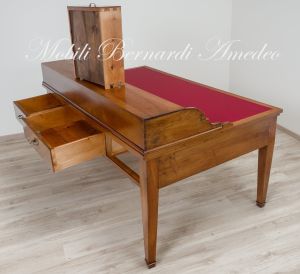 Scrivania originale restaurata in noce massello di grandi dimensioni con cassetti e pannello centrale rivestito in vera pelle