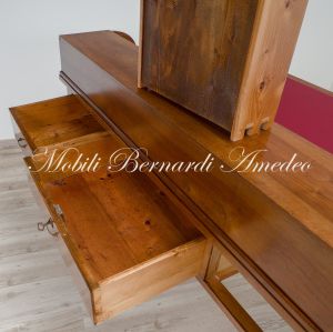 Scrivania originale restaurata in noce massello di grandi dimensioni con cassetti e pannello centrale rivestito in vera pelle