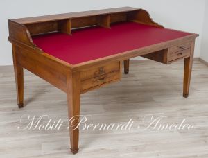 Scrivania originale restaurata in noce massello di grandi dimensioni con cassetti e pannello centrale rivestito in vera pelle
